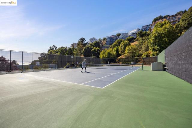 40 Spy Glass Hill, Oakland CA: https://media.crmls.org/mediaz/598a8224-73c8-45f3-903e-3f68428c54ad.jpg