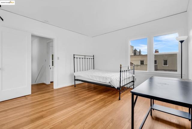 2340 Virginia St, Berkeley CA: https://media.crmls.org/mediaz/598aeee4-17f8-4200-8273-f2b58a78210b.jpg
