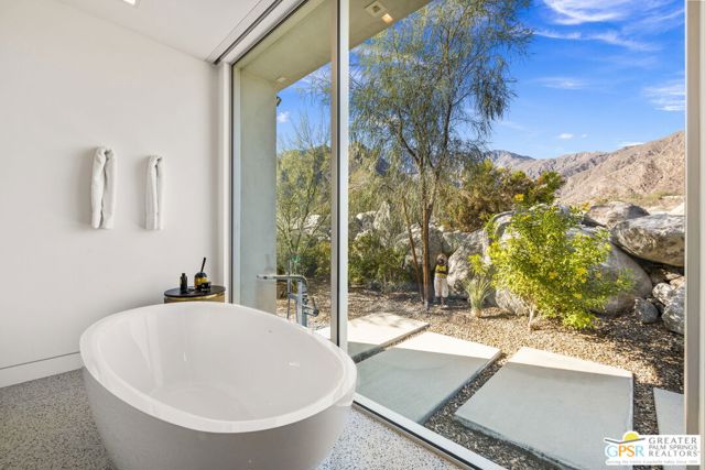 2381 Vista Palizada Drive, Palm Springs CA: https://media.crmls.org/mediaz/598bdc6b-0b37-4f91-9e4c-d583f7d3cbfb.jpg