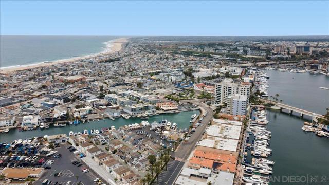 700 Lido Park Dr, Newport Beach CA: https://media.crmls.org/mediaz/598c3a1f-edf2-4214-ae38-312090010c0b.jpg