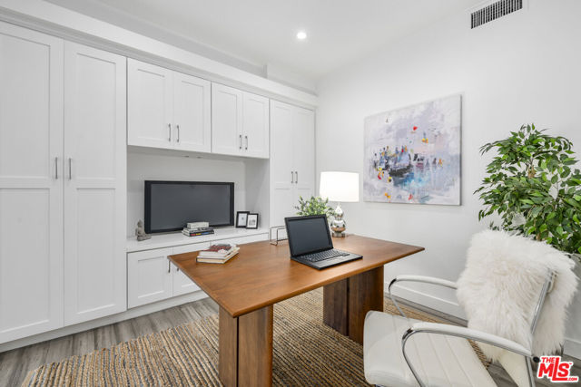 350 S Spalding Drive, Beverly Hills CA: https://media.crmls.org/mediaz/598c6b62-617b-4caf-9bfd-80cfeefc9342.jpg