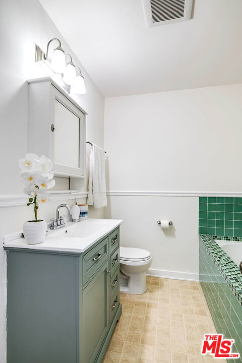 5728 Columbus Avenue Avenue, Sherman Oaks CA: https://media.crmls.org/mediaz/598cf72b-7525-4d84-ad86-a64ebc140fd5.jpg