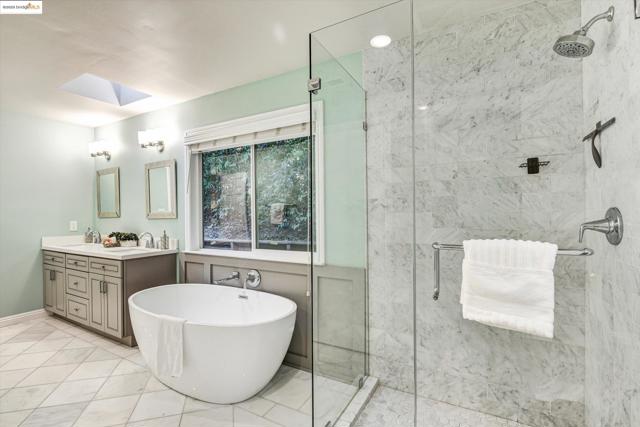 7 Saint Stephens Dr, Orinda CA: https://media.crmls.org/mediaz/598dc1f4-d90f-45eb-81c2-2b8a32989897.jpg