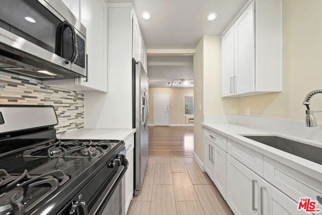 8555 Sherwood Drive, West Hollywood CA: https://media.crmls.org/mediaz/598e0e37-f655-40a0-a9b7-8e4bea4df741.jpg