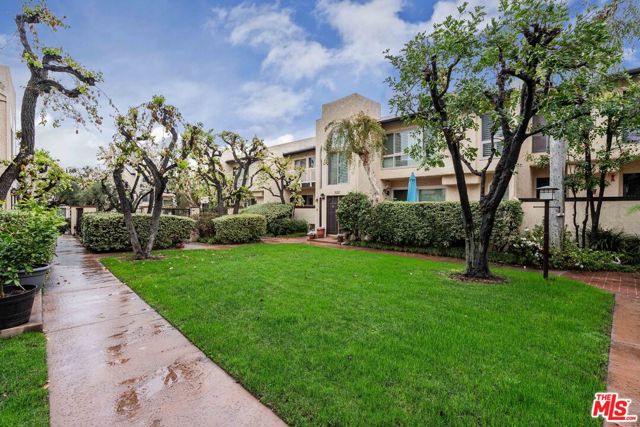 5245 Coldwater Canyon Avenue, Sherman Oaks CA: https://media.crmls.org/mediaz/598f0d4b-d9f7-4837-8004-8510bee48feb.jpg