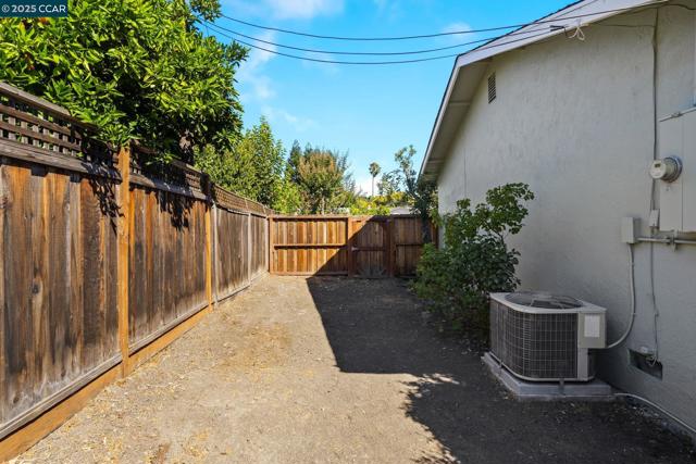 1950 Emerald St, Concord CA: https://media.crmls.org/mediaz/599064e4-f859-4ccf-ae8e-dcf6fb8b466a.jpg