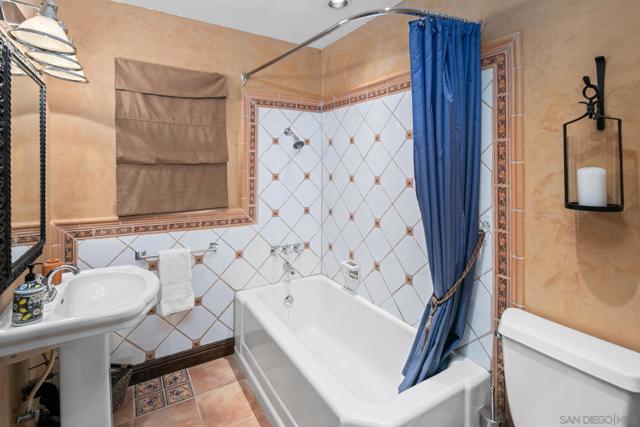 4915 Eyrie Rd, San Diego CA: https://media.crmls.org/mediaz/59910016-5c62-4508-97f2-c5b679fe12b6.jpg