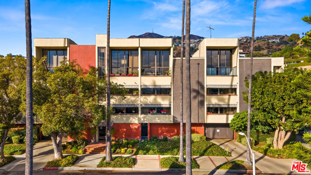 125 W Mountain Street, Glendale CA: https://media.crmls.org/mediaz/599103ab-08f1-40c9-a353-553643534dfa.jpg