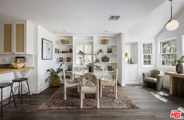3831 Fernwood Avenue, Los Angeles CA: https://media.crmls.org/mediaz/5991dc5e-fe40-445c-aa56-60ea89250aba.jpg