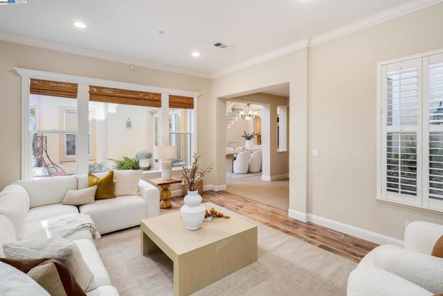 10828 Inspiration Cir, Dublin CA: https://media.crmls.org/mediaz/599236f8-c486-41be-80fb-607d7bf09034.jpg