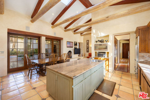 25127 Jim Bridger Road, Hidden Hills CA: https://media.crmls.org/mediaz/59926072-376b-4945-bb36-742cb2743039.jpg