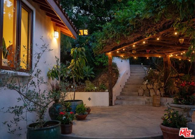 4559 E Rose Hill Drive, Los Angeles CA: https://media.crmls.org/mediaz/5994c6f4-b85f-43e2-a857-33ccee9bec2a.jpg