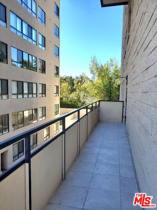 10535 Wilshire Boulevard, Los Angeles CA: https://media.crmls.org/mediaz/5995736c-0409-4fac-aa51-d1fa790f17ac.jpg
