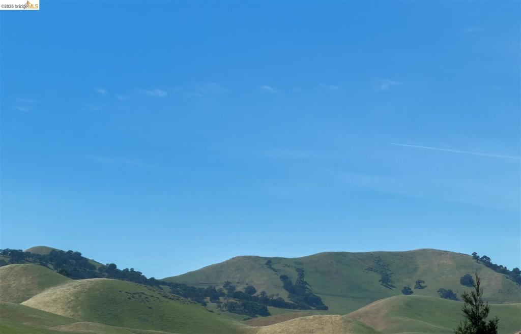 https://media.crmls.org/mediaz/59960b02-2af3-4f40-8898-be0c4982e459.jpg?preset=X-Large