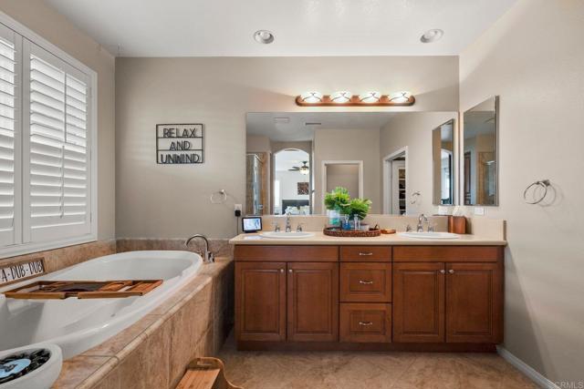 25111 Cedar Ridge Court, Wildomar CA: https://media.crmls.org/mediaz/59961731-f3c3-498d-9d42-a1276f26fe5c.jpg