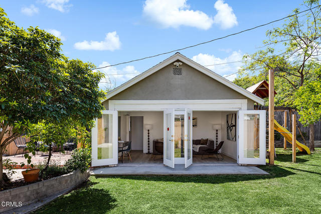 1807 New York Drive, Altadena CA: https://media.crmls.org/mediaz/59973ba1-e456-4aaf-905f-3abca582ef7e.jpg