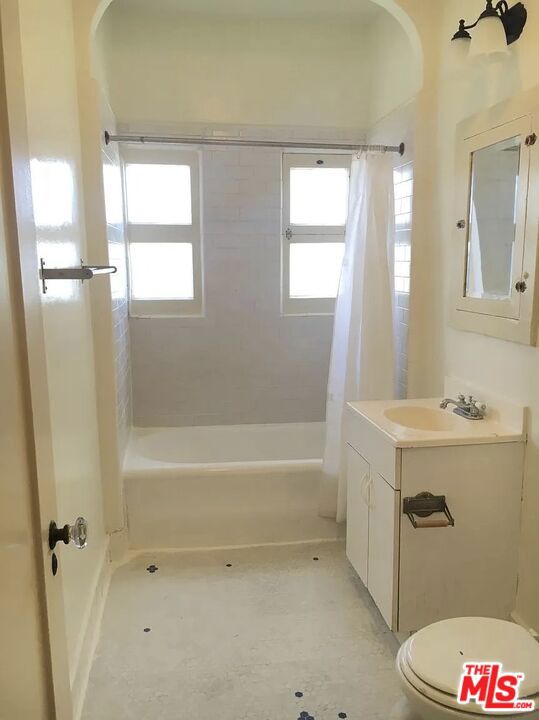 1901 N Commonwealth, Los Angeles CA: https://media.crmls.org/mediaz/5997c55a-385a-47e2-b262-84b314fb5f35.jpg