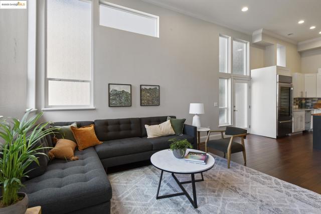 205 Sheridan RD, Oakland CA: https://media.crmls.org/mediaz/59980018-5a49-416c-8035-96a0940dd9f5.jpg