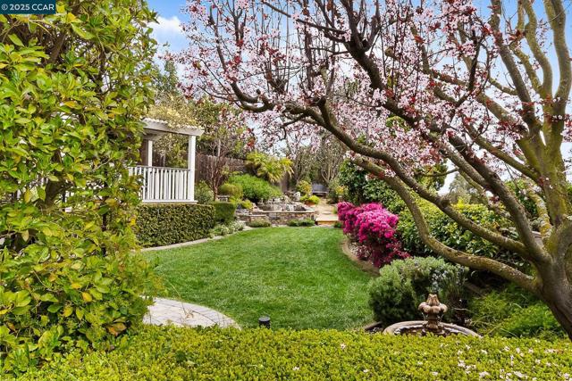 1620 Saint Francis Ct, Benicia CA: https://media.crmls.org/mediaz/599916fc-334b-4452-a77e-b1461e759906.jpg