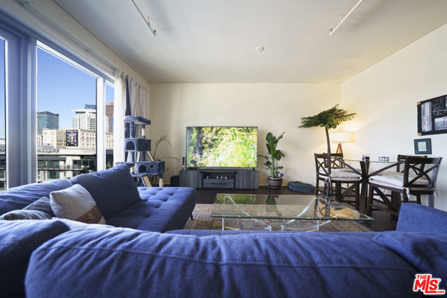 1100 S Hope Street, Los Angeles CA: https://media.crmls.org/mediaz/5999b4a5-818c-46c8-8373-b364357330b4.jpg