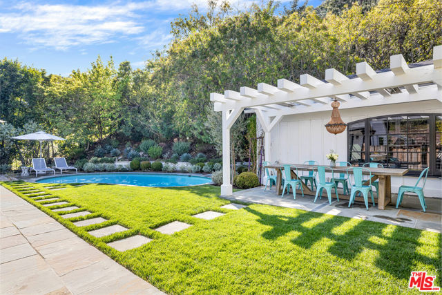 1801 San Ysidro Drive, Beverly Hills CA: https://media.crmls.org/mediaz/599a1b0f-2b74-41a3-9585-83c04c86482e.jpg