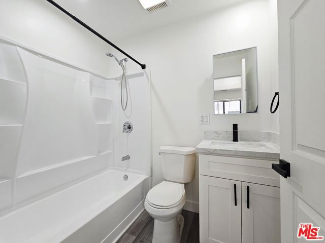 4112 S Normandie Avenue, Los Angeles CA: https://media.crmls.org/mediaz/599b588f-974a-48b6-9075-799f950eef90.jpg