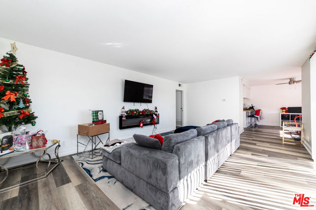 15214 S Raymond Avenue, Gardena CA: https://media.crmls.org/mediaz/599b8bda-fdc4-488f-8d71-c289e46f0cb4.jpg