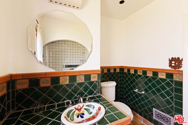 112 N Valley Street, Burbank CA: https://media.crmls.org/mediaz/599bf808-7cd3-4f17-9188-6f158fd6efd6.jpg