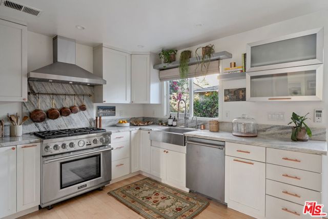 626 Pacific Street, Santa Monica CA: https://media.crmls.org/mediaz/599c4dc7-51d3-40f2-a7e8-df646bffa677.jpg