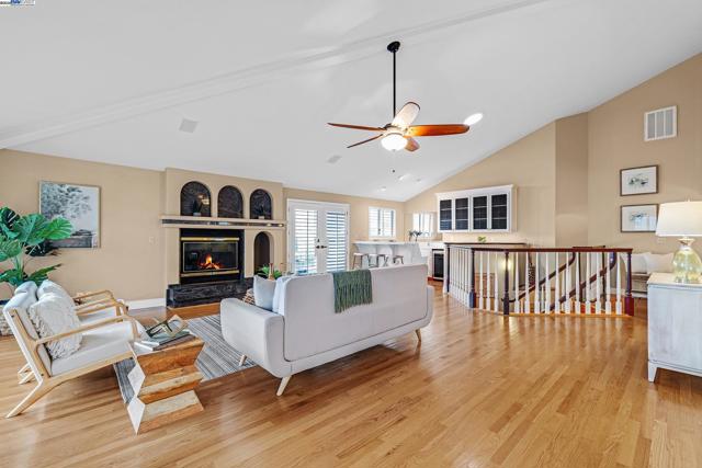 20340 Hunters Knls, Castro Valley CA: https://media.crmls.org/mediaz/599d45c6-b941-4329-ab36-5c77e48d0579.jpg