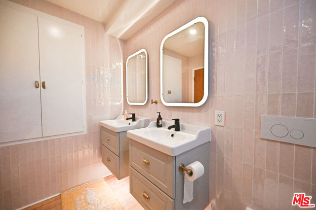 1545 3rd Street, Manhattan Beach CA: https://media.crmls.org/mediaz/599dc4ae-0306-4127-8c90-77c8e5120307.jpg