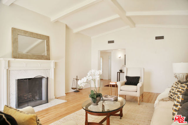 2963 Queensbury Drive, Los Angeles CA: https://media.crmls.org/mediaz/599e53fa-9ac1-4ef1-a9f4-38a847806d01.jpg
