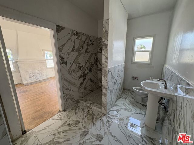 2320 W 25th Street, Los Angeles CA: https://media.crmls.org/mediaz/599eca92-18f2-4fb1-821c-2bad3e2892fb.jpg