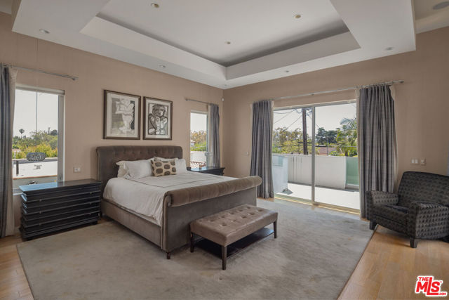 633 N Laurel Avenue, Los Angeles CA: https://media.crmls.org/mediaz/599f5684-aa04-48b1-87b8-e73b4f4074df.jpg