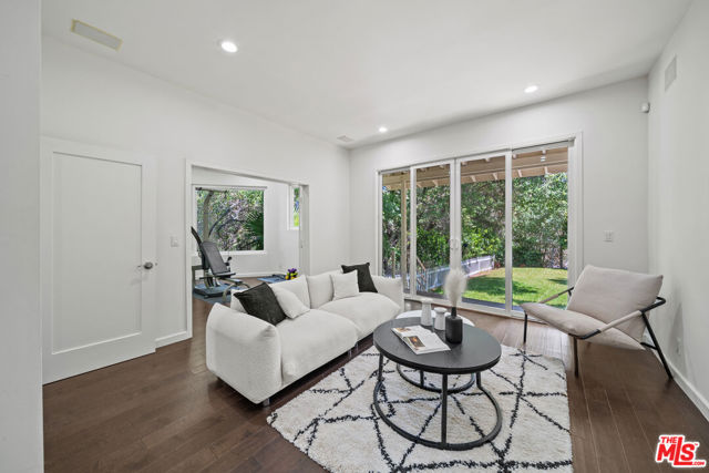 16755 Encino Hills Drive, Encino CA: https://media.crmls.org/mediaz/59a014e2-5bea-4d75-9c56-48cba056b3f9.jpg