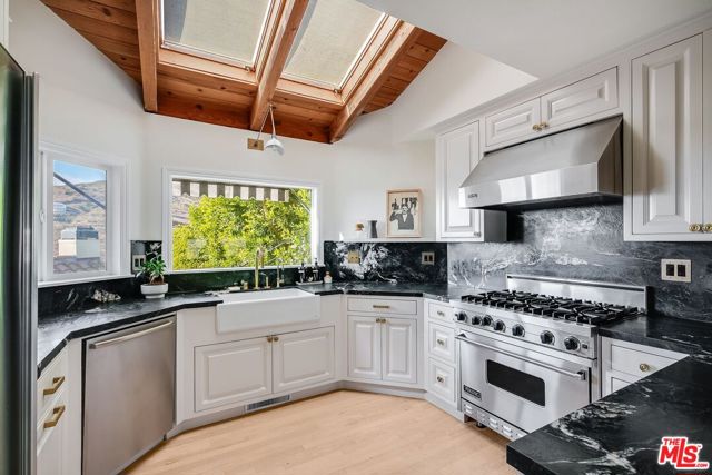 2880 Searidge Street, Malibu CA: https://media.crmls.org/mediaz/59a022b6-adbd-4c73-9fc0-7fd92055423e.jpg
