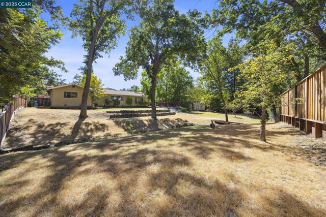 38 Oakdene Ct, Walnut Creek CA: https://media.crmls.org/mediaz/59a094e9-cbd9-4463-8e3f-9bf304ad7870.jpg