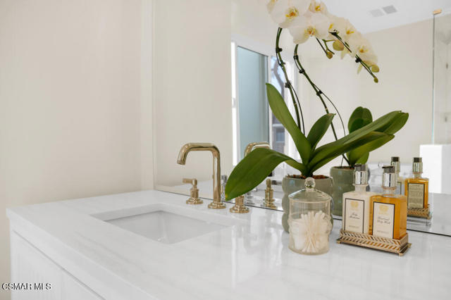 1228 S Westlake Boulevard, Westlake Village CA: https://media.crmls.org/mediaz/59a0a92a-3ba7-4fec-9d1c-57b19f496e12.jpg