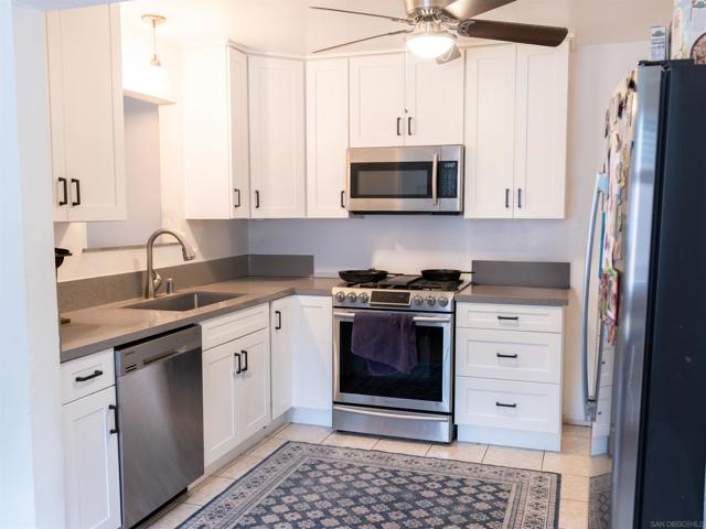 647 San Dieguito Dr., Encinitas CA: https://media.crmls.org/mediaz/59a18ad8-d7e1-43e8-9f79-097cbaa2f141.jpg