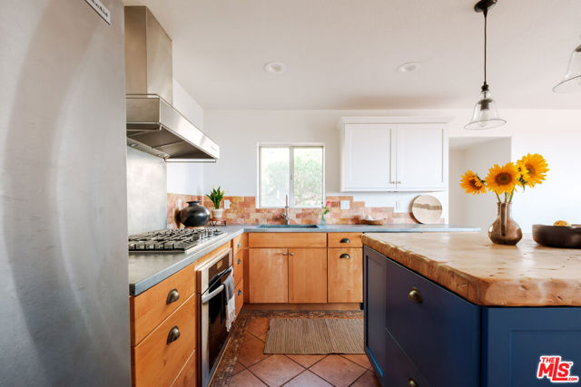 3029 Sequit Drive, Malibu CA: https://media.crmls.org/mediaz/59a1dd4a-7123-4484-94d9-b4ec8601aa75.jpg