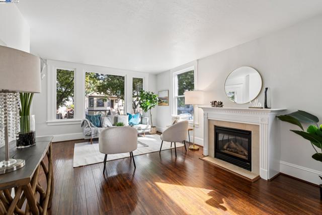 1525 Stanton St, Alameda CA: https://media.crmls.org/mediaz/59a26afd-94ad-42f8-bf2e-1ca7d373e2f6.jpg