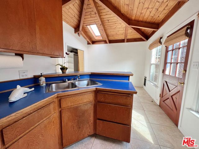 139 1/2 Hart Avenue, Santa Monica CA: https://media.crmls.org/mediaz/59a2ae4d-06d9-4221-b6bb-13ef83df02fc.jpg