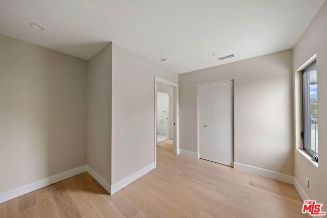 4718 Gaviota Avenue, Long Beach CA: https://media.crmls.org/mediaz/59a2ae71-f9dd-431a-a1e1-52e0c3e9d258.jpg