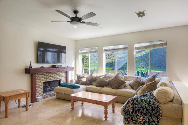 Detail Gallery Image 8 of 41 For 1379 Corte Bagalso, San Marcos,  CA 92069 - 4 Beds | 3 Baths