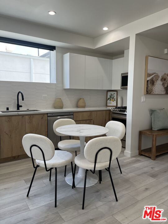 124 S Croft Avenue, Los Angeles CA: https://media.crmls.org/mediaz/59a3b801-bdaa-4c15-9204-c1f025857cf6.jpg