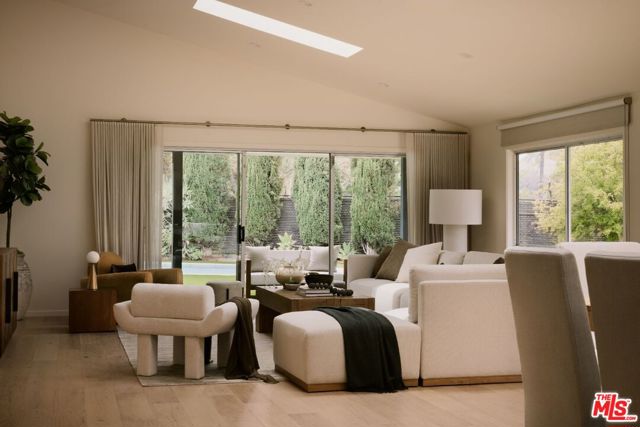 15674 Royal Ridge Road, Sherman Oaks CA: https://media.crmls.org/mediaz/59a4449f-7cc0-4466-9de7-246dc66d53d3.jpg
