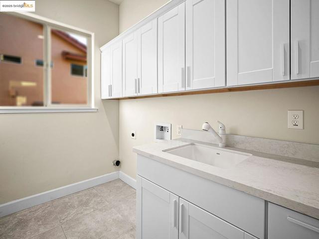 1816 Stone House LN, Lincoln CA: https://media.crmls.org/mediaz/59a576ea-c6f4-4713-b46e-cdf5b7028720.jpg