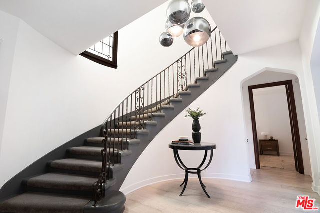 338 S Highland Avenue, Los Angeles CA: https://media.crmls.org/mediaz/59a5a70e-a8a3-4649-a5fd-a4127d95837f.jpg