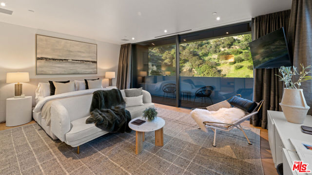 2341 Gloaming Way, Beverly Hills CA: https://media.crmls.org/mediaz/59a5e006-6f15-498e-9ffd-9625328e34e7.jpg