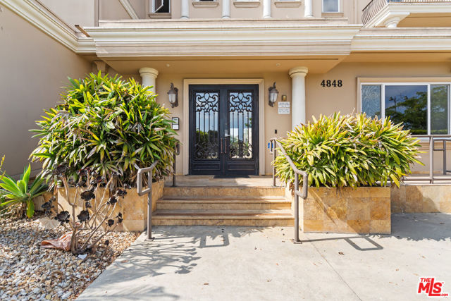 4848 Wilshire Boulevard, Los Angeles CA: https://media.crmls.org/mediaz/59a5fadd-319f-4d24-8011-7c190a663f4b.jpg